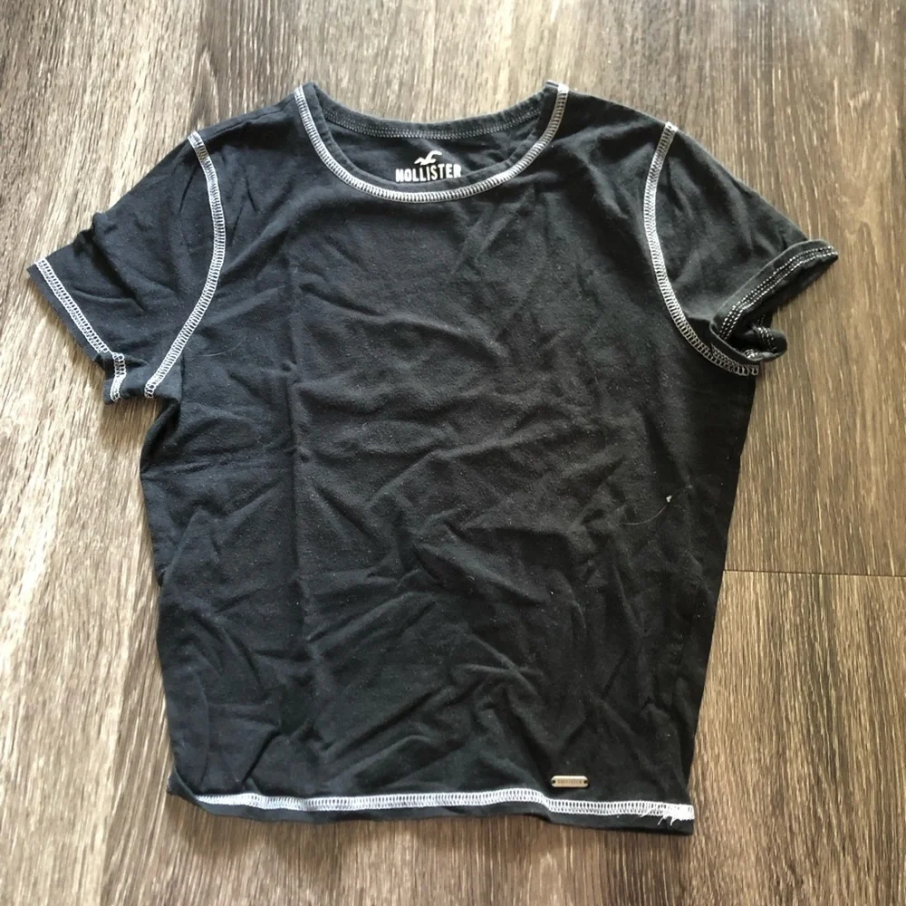 Hollister Black Contrast Stitch Baby Tee Crop Top XS